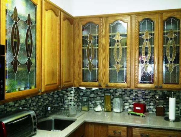 Kabinet dengan Pintu Kaca Berwarna